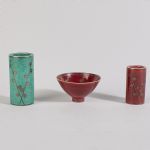 Vaser, + skål, 3 delar, Wilhelm Kåge (1889-1960), Sverige. Argenta, Gustavsberg. Stengods, grön glasyr med målad silverdekor. Höjd: 6-11,5